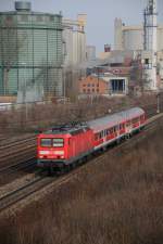 Eine illustre Kurz-Regiobahn passiert die Kulisse der ehemaligen Zuckerfabrik kurz vor Regensburg Hbf.