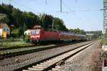 143 185-7 vor einem Regionalexpress im Bahnhofsbereich von Kronach. Die Aufnahme entstand am 24. Mai 2009.