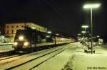 Am Abend gab es neben ein bisschen Gterverkehr auch noch 185 552-7 mit RE 4620 Wrzburg Hbf - Frankfurt(Main)Hbf vor dem Gemndener Bahnhofsgebude abzulichten (Fotourlaub Gemnden 31.01.10)