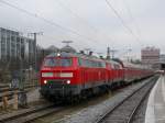 218 403 und 218 401 vor dem RB 27013 nach Mhldorf (Oberbayern) bei Ausfahrt aus Mnchen-Ost; 11.02.2011