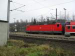 Eine unbekannte 143 mit Doppelstockwagen am 20.11.10 im Bahnhof Stockheim 