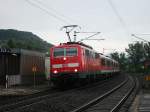 111 202 fhrt mit einem RE am 1.Juni 2011 in den Bahnhof Retzbach-Zellingen ein.