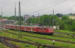 DB 111 040-2 mit dem RE 79013 von Salzburg Hbf nach Mnchen Hbf, bei der Ausfahrt in Freilassing; 27.05.2011