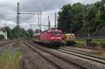 Whrend 143 200-4 mit einer Regionalbahn aus Bamberg den Endbahnhof Kronach auf Gleis 4 erreicht, verlsst ein GAF 100 den Bahnhof ber Gleis 5 in Richtung Lichtenfels.