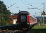 Mit +15 min und Steuerwagenersatz steht die RB 37635 nach Bamberg am 26.August 2011 im Bahnhof Gundelsdorf.