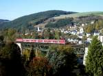 Eine 143 berfhrt am 22.Oktober 2011 mit der RB 37624 nach Saalfeld(S) das Trogenbachviadukt in Ludwigsstadt.