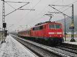 111 130-1 fhrt am 07.Januar 2012 mit der RB 59361 nach Bamberg in den Haltepunkt Gundelsdorf ein.