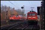 143 626-0 steht mir ihrer S-Bahn in Richtung Nrnberg (-Altdorf) im Bahnhof Roth, whrend 111 107-9 mit ihrem Regionalzug in Richtung Augsburg einfhrt.