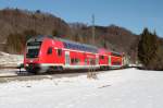 Whrend der Biathlon WM im Einsatz war die 111-039-4 (DAV Bemalung) mit Doppelstockwagen von Ruhpolding nach Traunstein, aufgenommen am 01.03.2012 in Eisenrzt