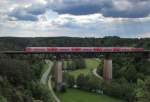 Ein Regionalexpress von Nrnberg ber Regensburg nach Mnchen berfhrt am 28. Mai 2012 die Laaberbrcke bei Beratzhausen.