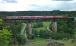 Ein RE von Nrnberg nach Mnchen ber Regensburg berfhrt am 28.Mai 2012 die Laaberbrcke bei Beratzhausen.