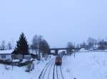 Am 16.02.13 fhrt eine 218 mit ihrer Wendezuggarnitur von Kempten nach Mnchen und unterquert gerade die Brcke der Autobahn A7.