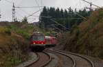 Eine Regionalbahn schlngelt sich am 13.09.2013 durch den Frankenwald bei Steinbach am Wald gen Saalfeld.