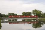 Ein ET 440 der DB aus Richtung Passau auf der Isarbrücke bei Plattling.