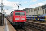 Einfahrt am 24.06.2014 von der Nürnberger 111 217-6 mit einem RE (Nürnberg Hbf - München HBF) in den Hauptbahnhof von Regensburg.