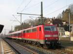 111 225-9 steht am 17.Mrz 2015 mit einer n-Wagen Garnitur auf Gleis 4 im Bahnhof Kronach.