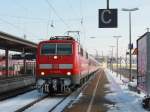 Einfahrt 111 043-6 in den  Bahnhof von Ansbach mit einem Regionalzug nach Stuttgart am 21.