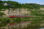 Glück hatte ich, dass der Main ganz ruhig dahinfloss, als 146 243 ihren Dosto-Wagenpark in Richtung Würzburg vorbeischob.