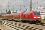 245 012 mit einem RE in München Heimeranplatz, am 28.07.2016.