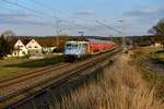 Am 26. Februar 2016 sollte die 111 123 die RB 59180 von München HBF nach Ingolstadt HBF bespannen. Bei Dörfl wurde auf die neuste  Werbe-Elfer  gewartet, die dann auch im warmen Abendlicht fotografiert werden konnte. Die Lok soll an das Jubiläum  500 Jahre Reinheitsgebot  erinnern. Im Jahre 1516 hat der bayerische Herzog Wilhelm IV. nämlich im neuen Schloss zu Ingolstadt verkündet, dass Bier allein mit Gerste, Hopfen und Wasser hergestellt werden darf. Damit ist das Reinheitsgebot festgeschrieben worden und somit heute das weltweit älteste Lebensmittelgesetz. 