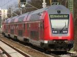 In sehr schnem Licht presentiert sich der RE5 mit RE160-Wagen der neuen Bauart am Bahnhof Berlin-Lichterfelde-Ost.