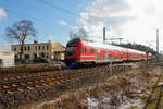 Die 114 005 schiebt den RE 3510 von Wnsdorf-Waldstadt nach Stralsund Hbf m 06.02.2018 durch Nassenheide.