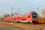 Der RE 93513 auf der Linie RE 5 von Stralsund Hbf nach Oranienburg bei der Fahrt am 23.02.2018 in Nassenheide; geschoben wird er von der 112 165-6.