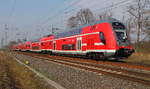 Nachschuss auf den Twindexx Vario 445 002 als RE 4360 von Elsterwerda nach Rostock Hbf am 11.04.2018 in Nassenheide.