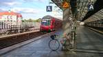 Klimaschützer mal anders.
Eine RB 10 (RB 18526) verlässt B-Spandau auf dem Weg nach Nauen.
Im Vordergrund das Verkehrsmittel der Wahl, um zum Bahnhof zu gelangen.

Berlin, der 17.05.2020