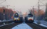 Abendliche Parallelfahrt auf gleicher Höhe mit Lok BR 186 496 und dem Kiss 445.115 der ODEG als RE 4 westwärts unterwegs. Berlin Jungfernheide,  aufgenommen im Februar 2021.