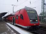 Nachdem die Zugbegleiterin den Zug abgefertigt hat, schliet sie noch schnell ihre Tr und dann geht es weiter mit dem RE2 nach Cottbus. Lbbenau/Spreewald den 01.01.2008