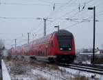 Eine moderne Garnitur des RE2 fhrt jetzt in den Lbbenauer Bahnhof ein.