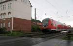 Ein Unwetter machts mglich...der RE hlt fotografenfreundlich in Bestensee am geschlossenen B, der aber nicht signalisiert (wegen Blitzeinschlages in die Signalanlage) wurde und deshalb vom Tf