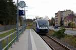 VT 560 der Mrkische Regiobahn als MR51 (MR 99612) nach Rathenow, bei der Einfahrt in die Haltestelle Premnitz Zentrum.