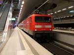 Am Gleis 6 in Berlin Hbf (tief) ist der RE 18326 mit der Schublok 112 103 nach Schwedt(Oder) bereitgestellt.