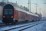 Steuerwagen (760) wird gezogen von BR 112 (112 183) bei der Durchfahrt Diedersdorf am 27.12.2014. Aufgenommen wurde der RE 3 (18345) auf dem Weg von Schwedt (Oder) nach Wünsdorf-Waldstadt.
