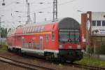 der schmuzige DABbuzfa 760 als RE 18590 von Berlin Hbf(tief)nach Warnemnde kurz vor der Einfahrt im Bahnhof Warnemnde.25.05.2015