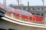 Ein Regionalexpress hat gerade den Berliner Hauptbahnhof verlassen und berqueert nun auf einer Brcke den Humboldthafen.