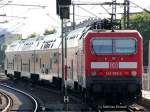 Eine Regionalbahn verlsst den Berliner Hauptbahnhof:  Dem aufmerksamen Betrachter fllt der zweite Wagen von hinten besonders auf.