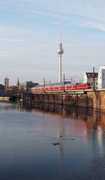 Ein RE1 wartet in Höhe des S-Bahnhofes Jannowitzbrücke auf die Einfahrt in den Berliner Ostbahnhof.

Im Hintergrund die Silhouette des Berliner Alexanderplatzes. 
Berlin, der 29.01. 2017