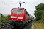 Als Ersatz für einen Talent 2 vom Mittelhessen-Express fährt dieser Wendezug aus einer Br 111 und zwei Doppelstockwagen  auf der RB49 über die Main-Weser-Bahn und bis Hanau Hbf. 
10.08.2017, 10:01 in Ostheim(Hess)