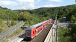 Ein RE20 Frankfurt - Limburg durchfährt den S-Bahnhof Eppstein-Brehmtal.