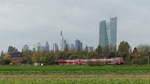 Ein umgeleiteter Mittelhessenexpress vor der Frankfurter Skyline nahe Oberrad.