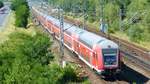 Eine wegen Bauarbeiten und dadurch wegfallenden Verstärkern mit 7 (statt sonst 5) Wagen verkehrende RB68 nach Bensheim durchfährt Darmstadt-Arheilgen.