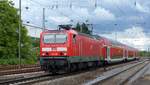 Eine RB75 nach Wiesbaden fährt in den Bahnhof Groß-Gerau ein.