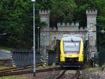 LAHNTALSTRECKE-TUNNEL IN WEILBURG MIT LINT-RB 45  Am 7.5.2019 hat HLB-LINT-RB 45 gerade den Bahnhof WEILBURG/LAHN verlassen und  fährt über die Kastenbrücke über die LAHN in den