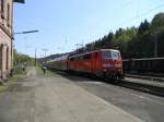 Baureihe 111 mit Regionalzug im Bahnhof Jossa, seltenes Bild den auf dieser Strecke fahren Planmig schon lngst keine Doppelstockzge entlang.