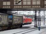 Hochbetrieb heute in Kassel-Wilhelmshhe.Eingerahmt von 2 durchfahrenden Gterzgen startet der RE Richtung Frankfurt (26.01.2013).