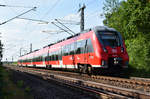 442 355 bei der Ausfahrt am Bahnhof Büchen, nach der der Überführung.