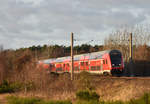 Steuerwagen 86-81 081-1 des RE1 unterwegs in Richtung Rostock, macht auch bei diesem schönen Wetter eine gute Figur. Schiebelok war die 120 203-5. 04.12.2017, 3km östlich von Büchen.